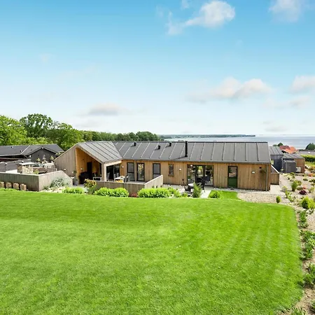 4 Bedroom Stunning In Vakantiehuis Sjolund