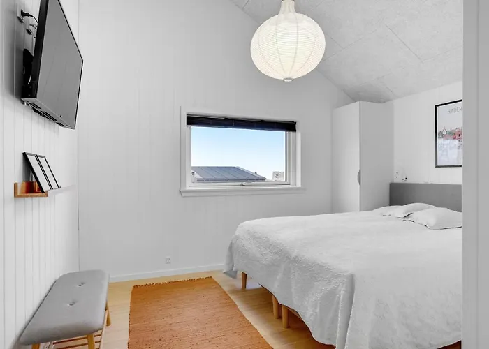 Ferienhaus 4 Bedroom Stunning In Sjolund